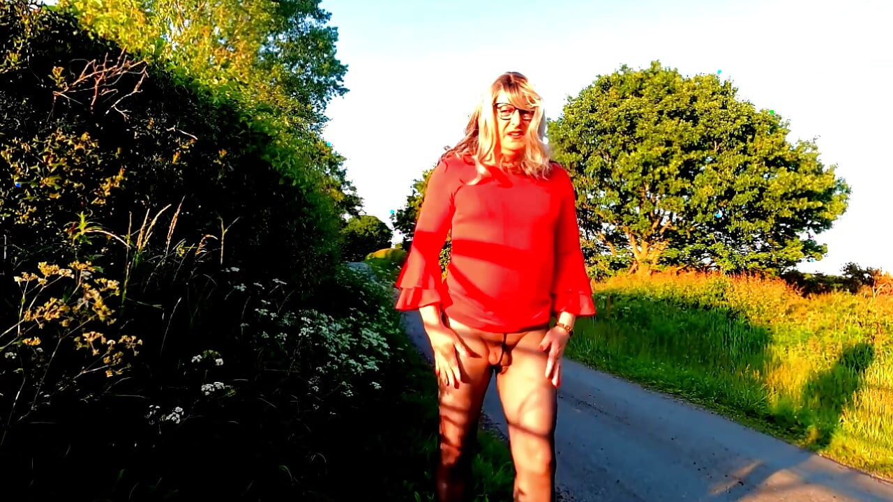 Kellycd2022 แต่งตัวข้ามเพศมือสมัครเล่นช่วยตัวเองท่ามกลางแสงแดด