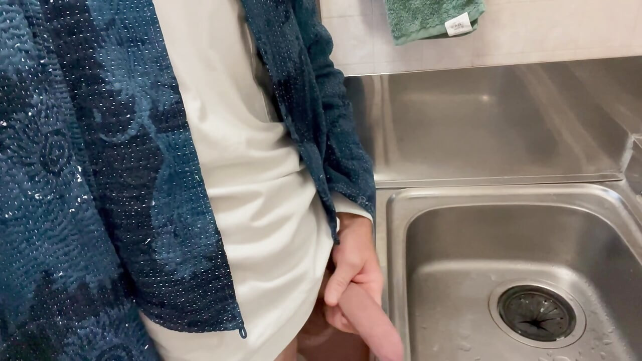 Намилений великий білий член в душі з маленьким камшотом