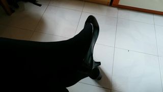 Черные лакированные туфли-лодочки с соблазнительными колготками 31