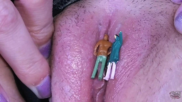 Giantess with 2 Busty MILFs