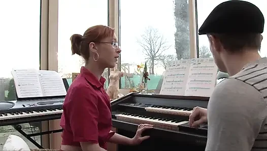 Рыжую тинку трахает ее учитель фортепиано