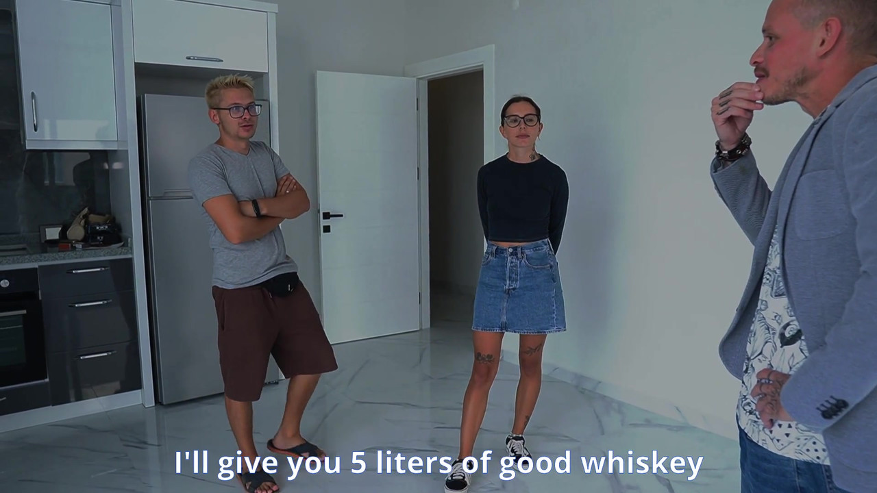 戴绿帽子的丈夫看着他的妻子从后面被操！