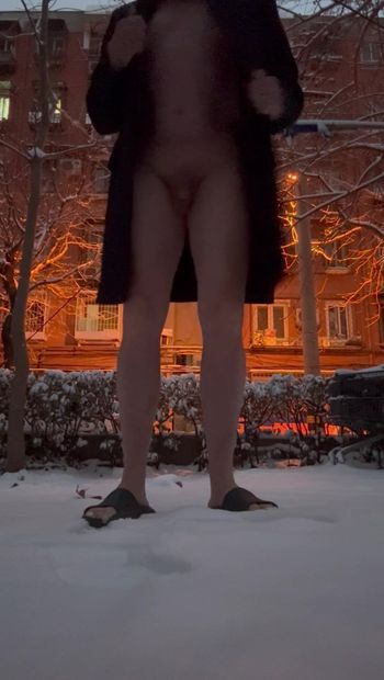 Desnuda en la nieve. Jugando