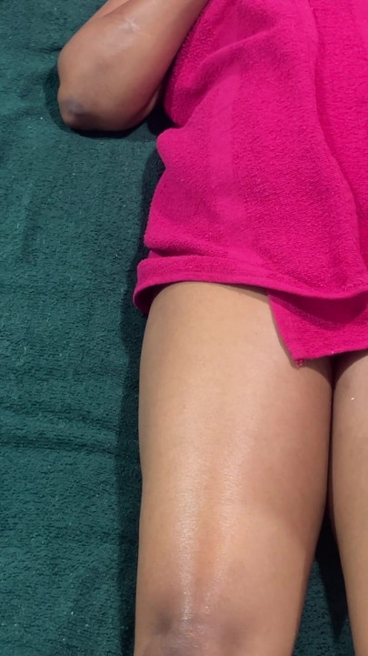 Ich habe eine massage mit einem Scrub bekommen, um mich schön aussehen zu lassen. | Clip 1