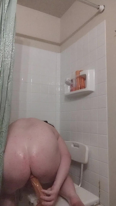 Chuveiro puta leva vibrador no fundo do cu