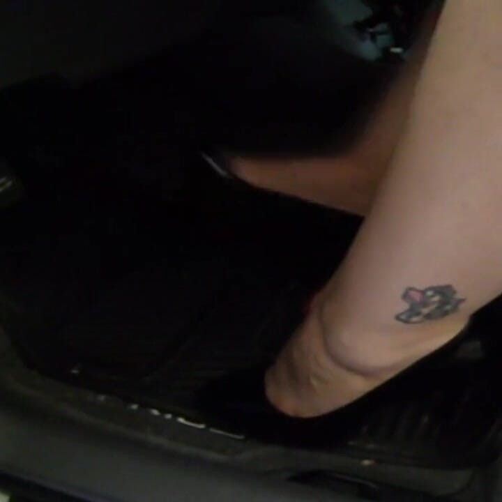 BBW chick pumping a pedal in the car