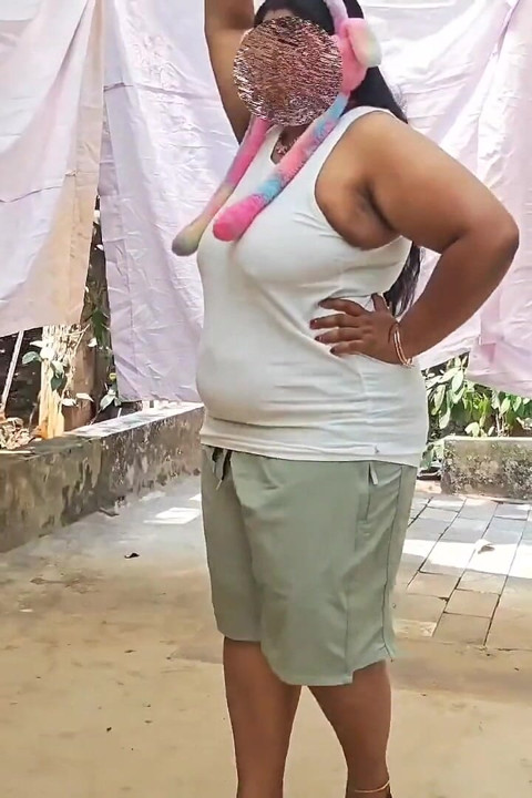 saphed top aur heyar baind pahni chhoti desi larki kaimre ke lie nagn ho rahi hai