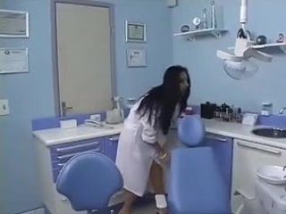 Una Joven - Soltera Que Trabaja Dentista