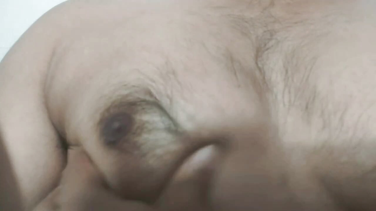 リーラは胸をしゃぶり、リーラは彼氏を待っている