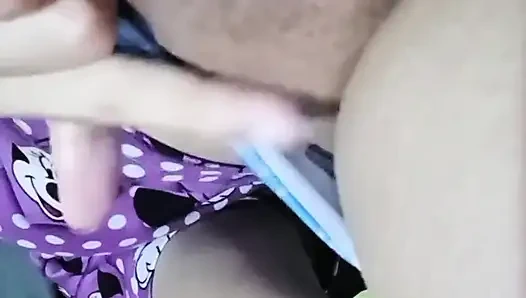 Meine nachbarin hat mir ein video geschickt, das mir alles zeigt, einschließlich ihrer großen brüste