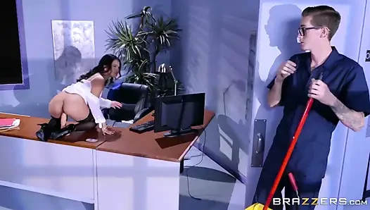 Büyük memeler iş başında - Cindy Starfall büyük göğüslerini hademe arkadaşı Hollywood'un yarağına sarıyor