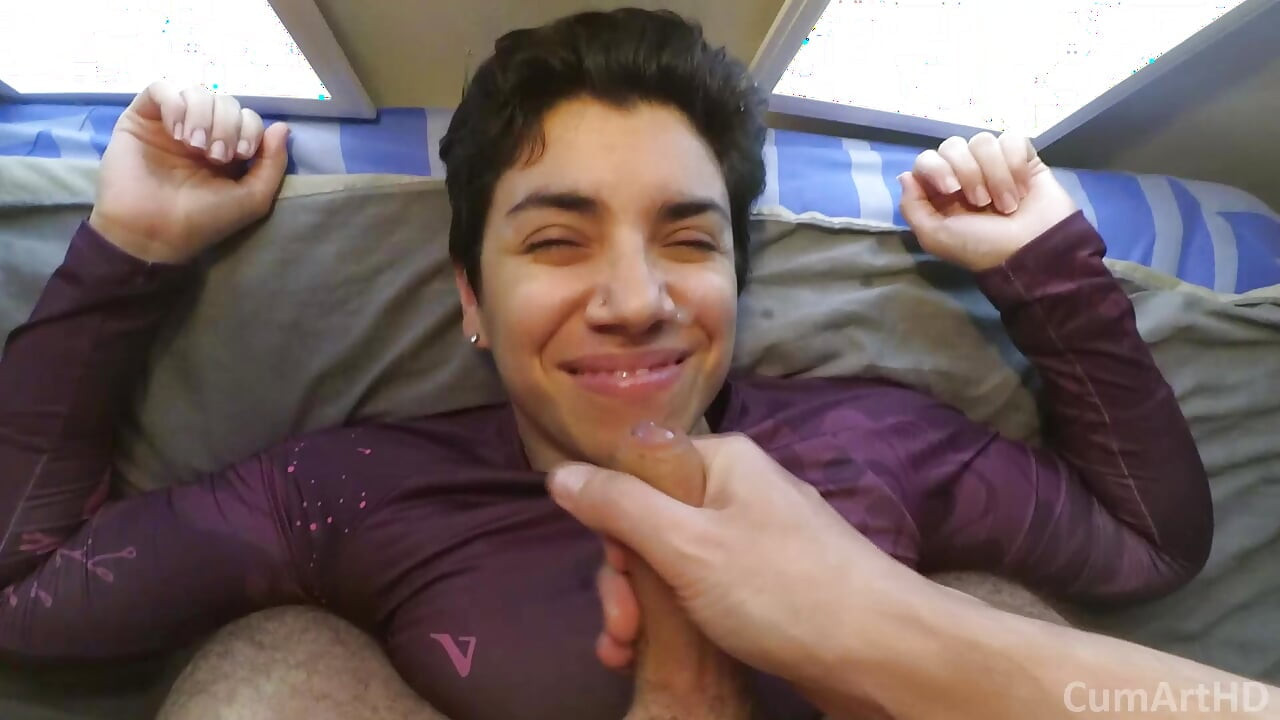 Sveltina sul letto con la sborrata mancata
