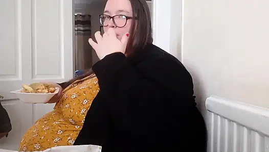 Толстушка-жиробасина начиняет живот рыбкой и чипсами