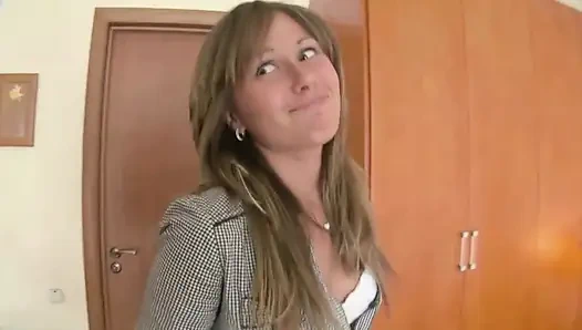 Blondes mädchen analdildo penetriert, fingern und arschficken