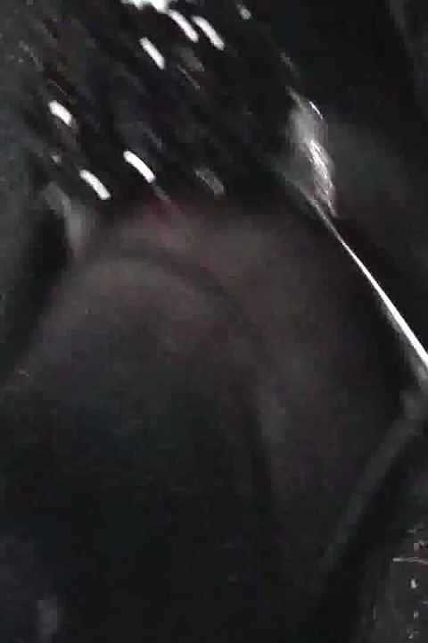 Revving sa izduvnim snimcima u crnim baletankama