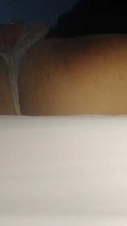 "Seksi küçük beyaz tanga külotlu adam meme uçlarını kadın kadın tarafından erkek iç çamaşırıyla yalatıyor"