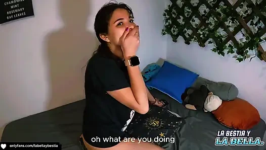 Aku minta saudara tiriku untuk membantuku masturbasi dan kami akhirnya melakukan seks anal!!!