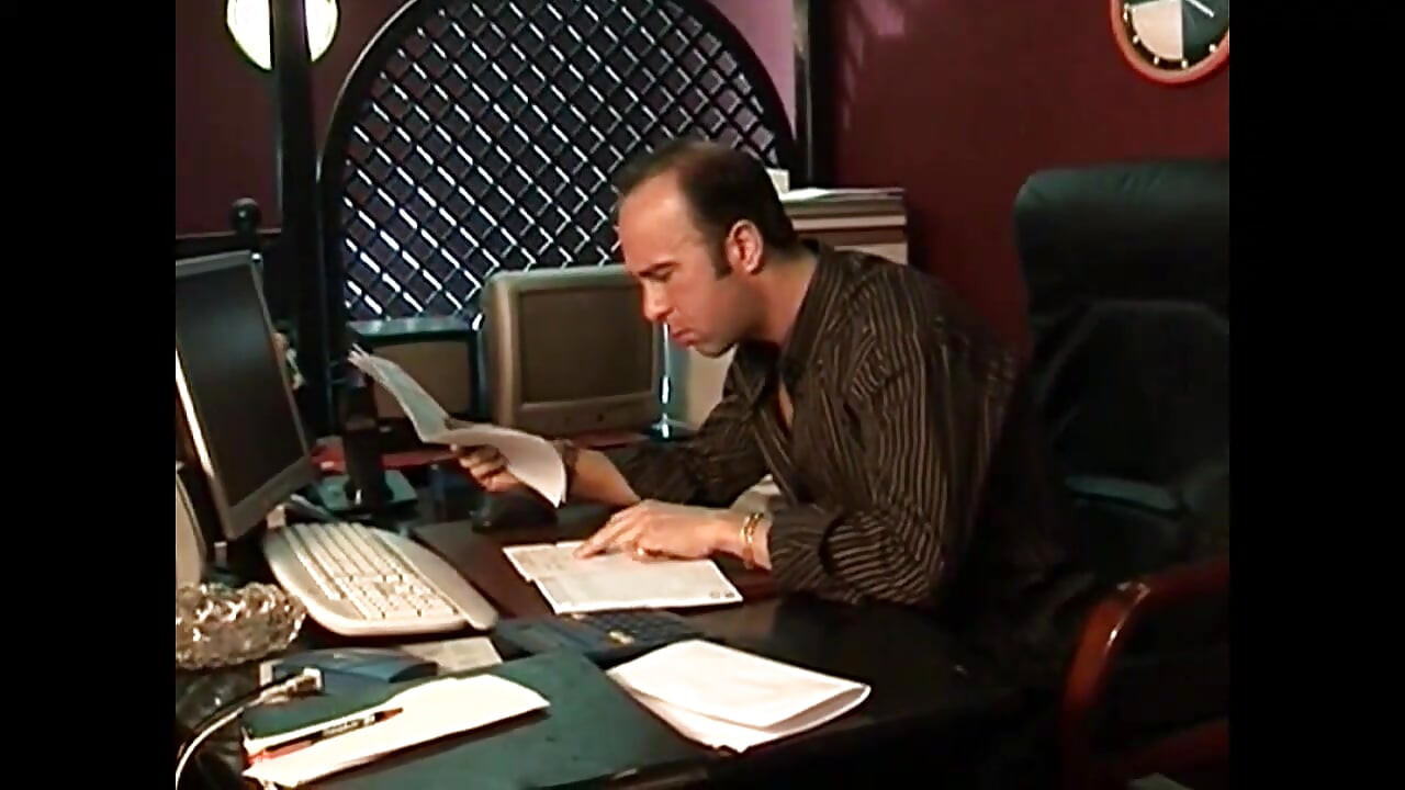 Brunetă sexy și incitantă în ciorapi negri futută tare de un bărbat matur