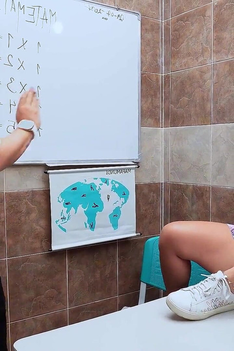 Estudante menina deixa seu cu cheio de leite por um professor ser aprovado