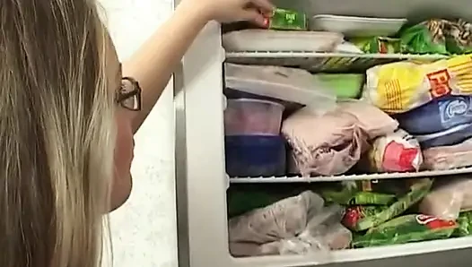 Vollbusige deutsche MILF mit dicken titten musste mit schwanz spielen