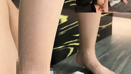 Çorap seven bir mazoşiste ayak parmaklarını yalatıyor ve ona külotlu çorapla ayakla muamele çekiyor.