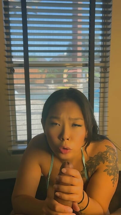 Sexy Aziatisch meisje trekt af en pijpt enorme cumshot