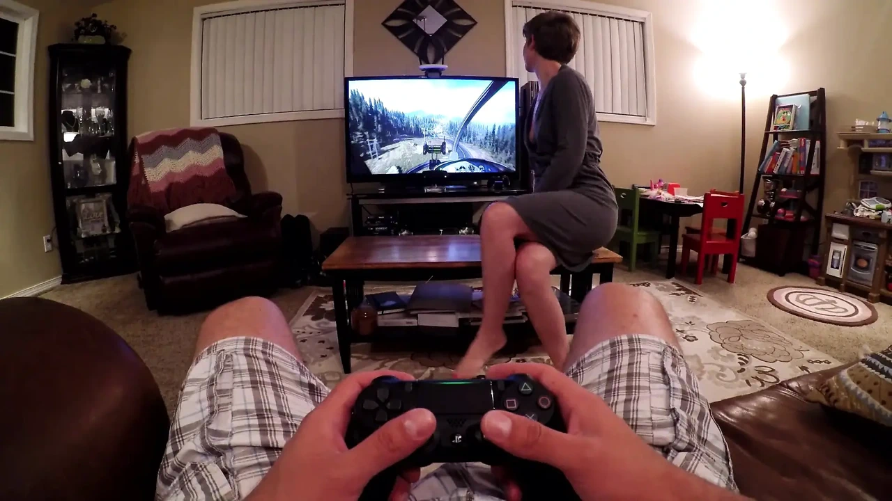 在他玩Ps4时吮吸他的鸡巴