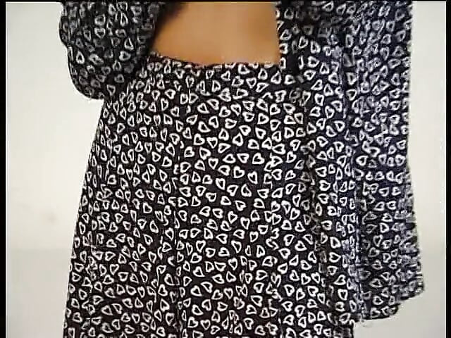 Slatka plavuša masturbira dildom