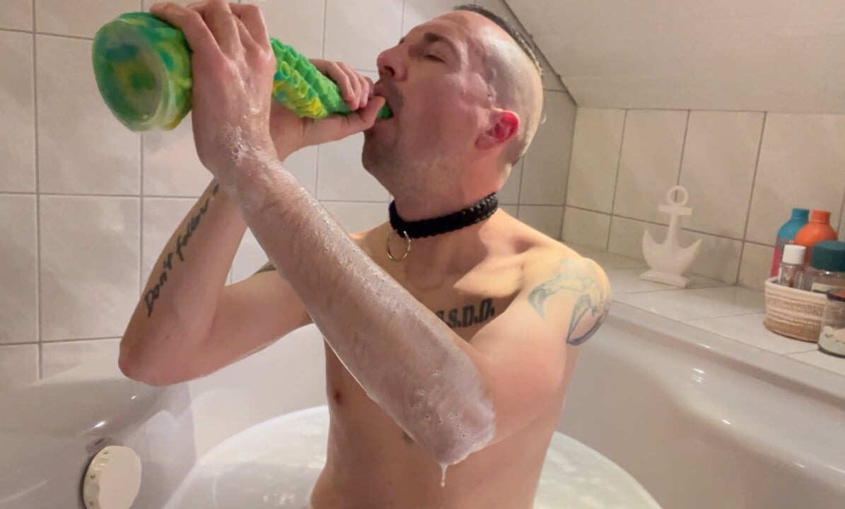 Glupa pederska kurva guši se