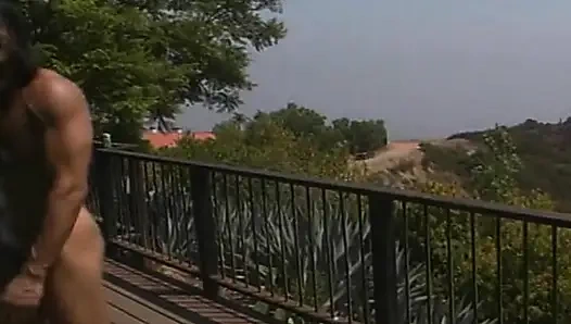 Büyük memeli dövmeli hatun balkonda sikiliyor