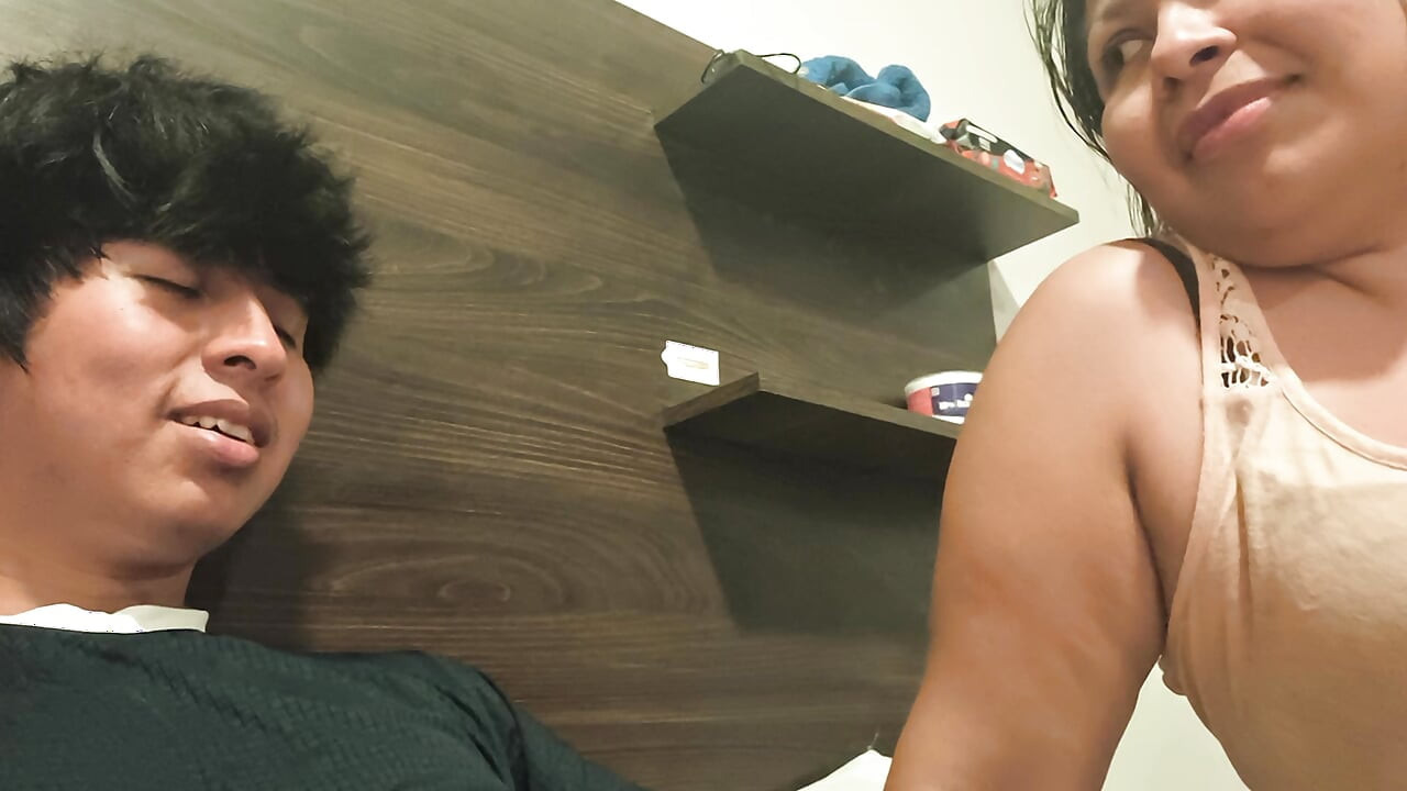 这个单身妈妈想要从我身上得到更多的牛奶，但我不再有一滴水了，她是一个婊子