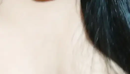 Frau mit dickem arsch in einem roten tanga will einen typen ficken, der in ihr beenden wird