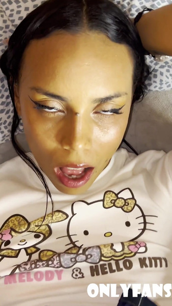Očaravajući trenutak iz "Hello Kitty tinejdžerka je pokupljena u parku za analni creampie"
