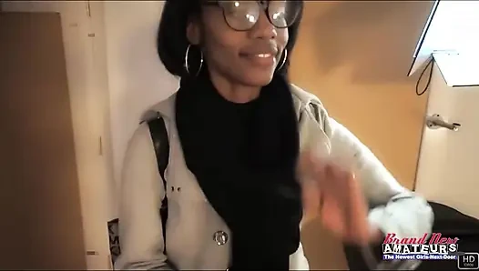 Minyon Sylvia'nın sıkı göt deliği büyük yarağının etrafında esniyor!