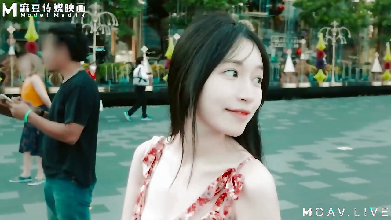 Md-0190-2 I'm Su Chang, I'm Backwild Exposureplaying with Fire Behind the Crowd