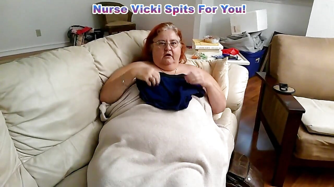 พยาบาล Vicki แกล้งทําเป็นถ่มน้ําลายใส่คุณ!