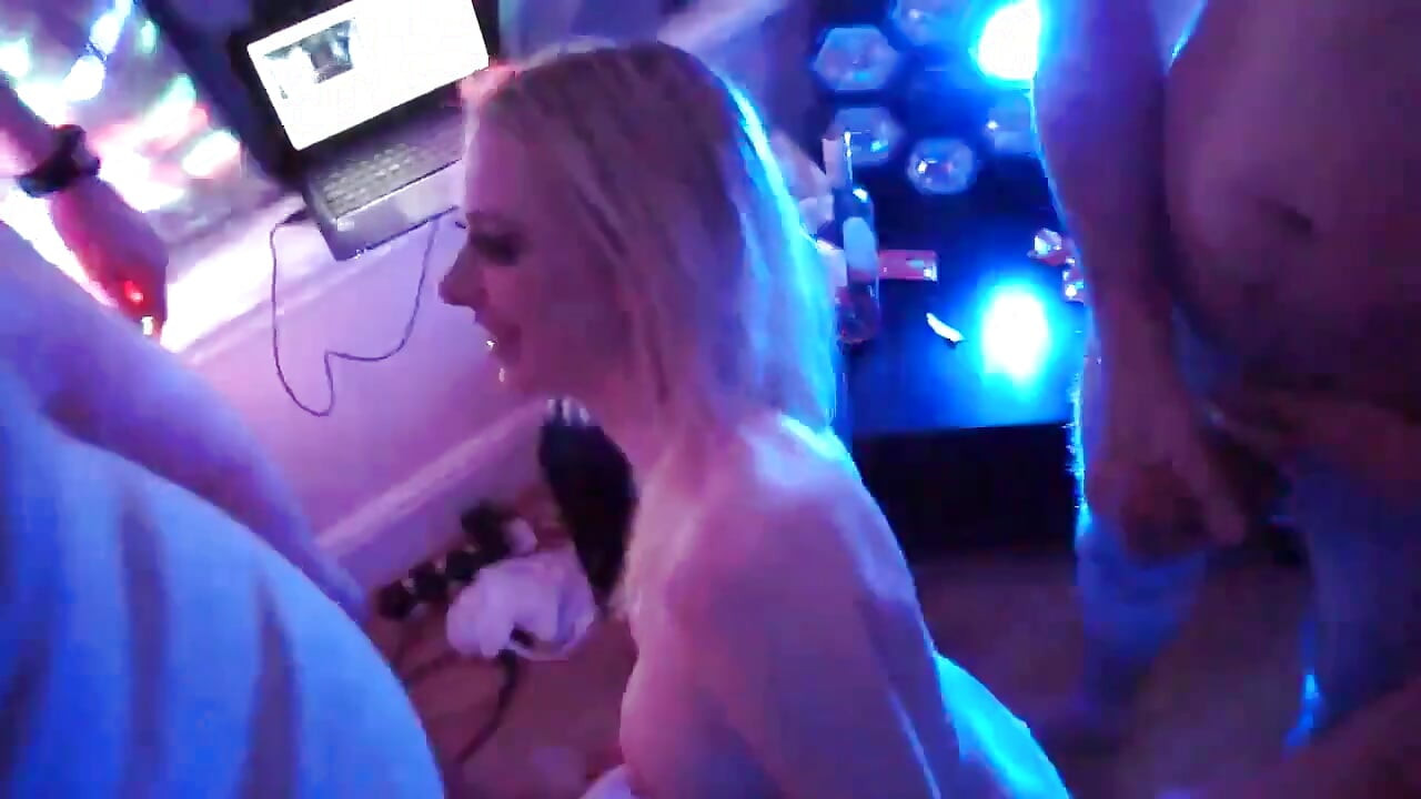 Bukkake Disco Gangfuck Cock Draining