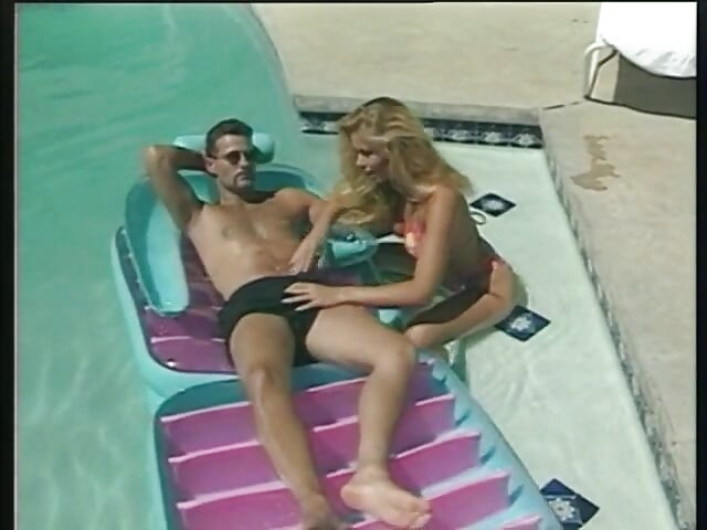 Blonda țipă de plăcere în timp ce călărește o pulă uriașă din afara piscinei până la o ejaculare