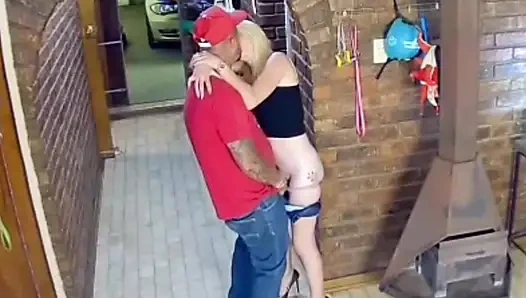 Blondes mädchen bekommt som