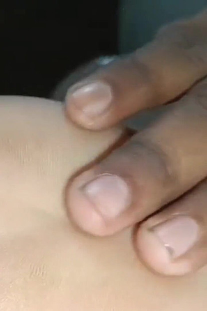 オイルアップソロの滑らかな足フェティッシュのティーラス