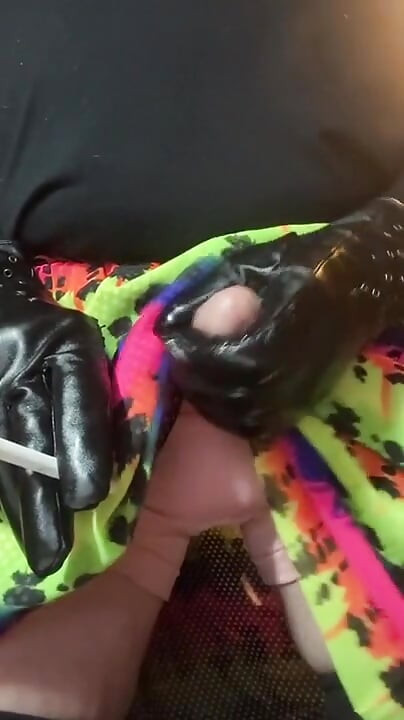 J'ADORE FUMER DE LONGUES CIGARETTES ET ME BRANLER MA PETITE CLITO POUR TOI