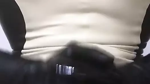 Catsuit handjob bär latexmantel inuti