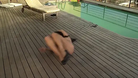 Yesenia latina bugil di kolam renang
