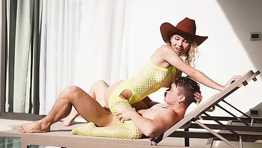 Asiatisches cowgirl springt auf schwanz wie