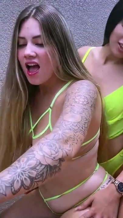 Detik ikonik dari "Kongkek latina menjadi lebih panas untuk melihat motosikal jiran yang digunakan pada tahun 90-an oleh kartel Medellin"