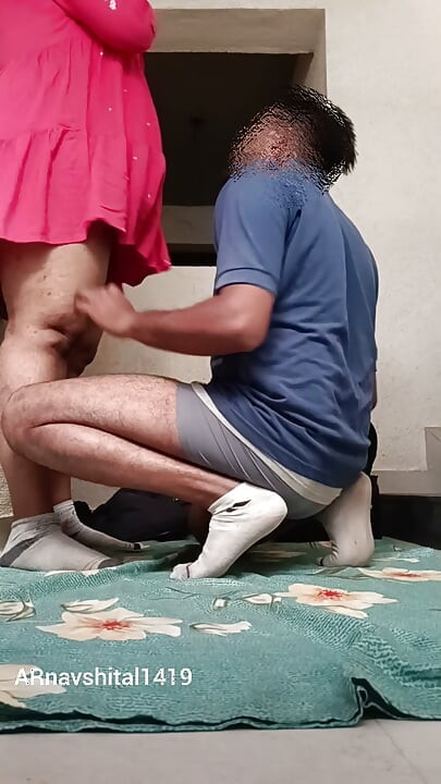 La madrastra follada en la salida del edificio, en un lugar público abierto, follada duro por el hijastro