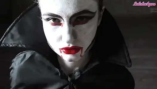 Vampirmädchen lutscht leidenschaftlich großen schwanz, um im mund zu kommen