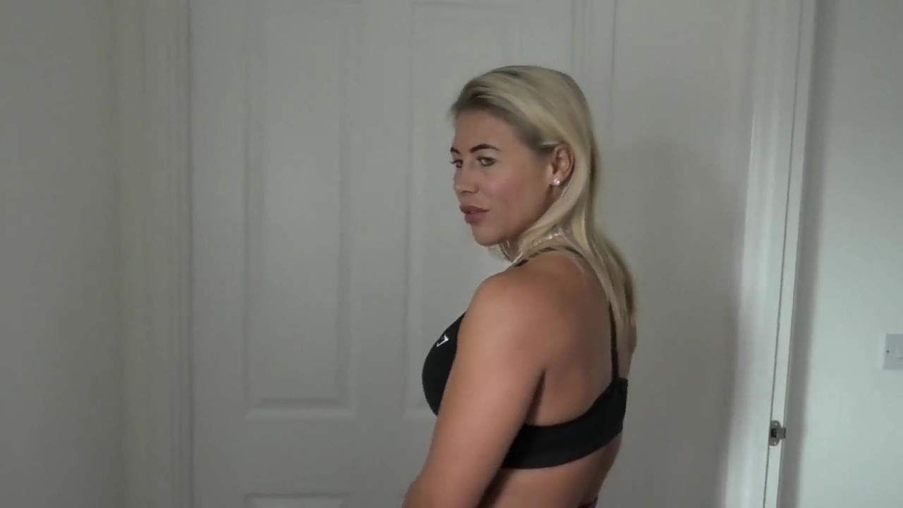 的callie无法抗拒机会窥探她