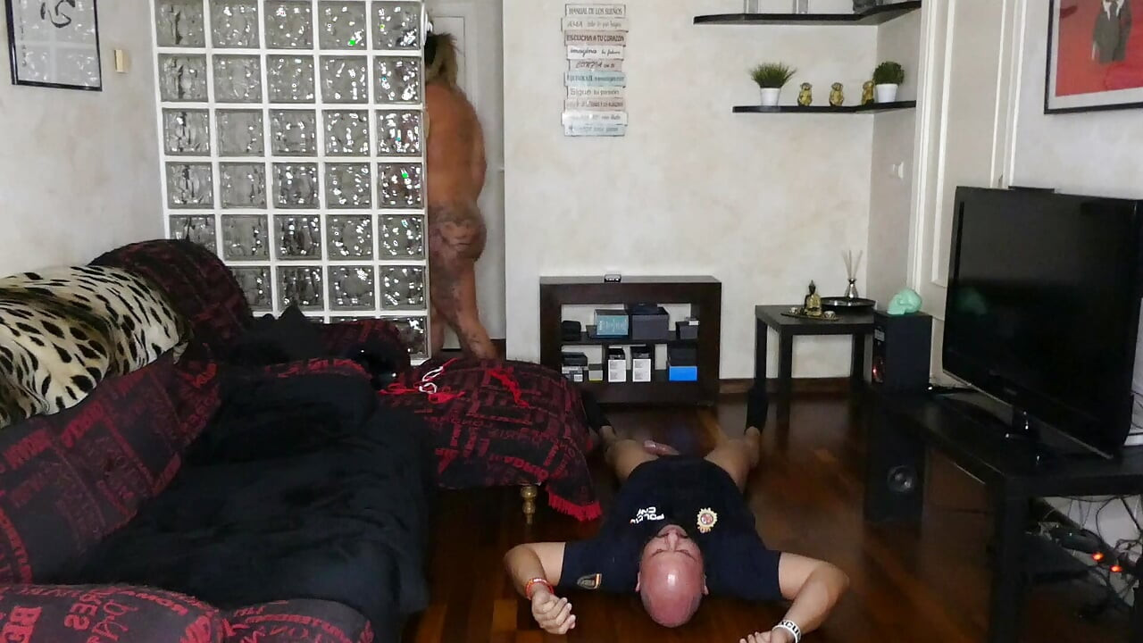 Γαμάω τον αστυνομικό που ήρθε να συλλάβει