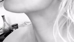 Caroline Vreeland selfie, strategisch topless